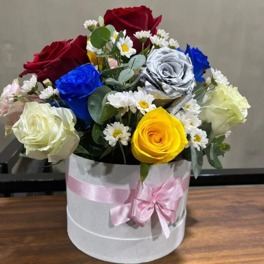Caja pote con 15 rosas importadas multicolor